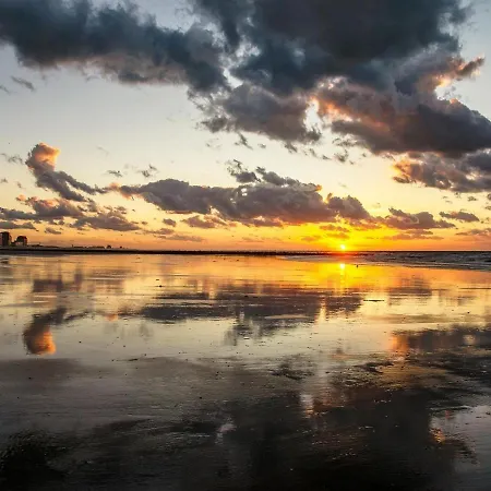 Overlooking The Surroundings 미들케르케