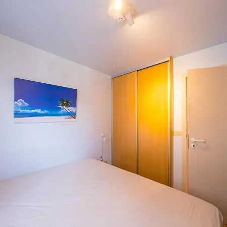 Overlooking The Surroundings 미들케르케